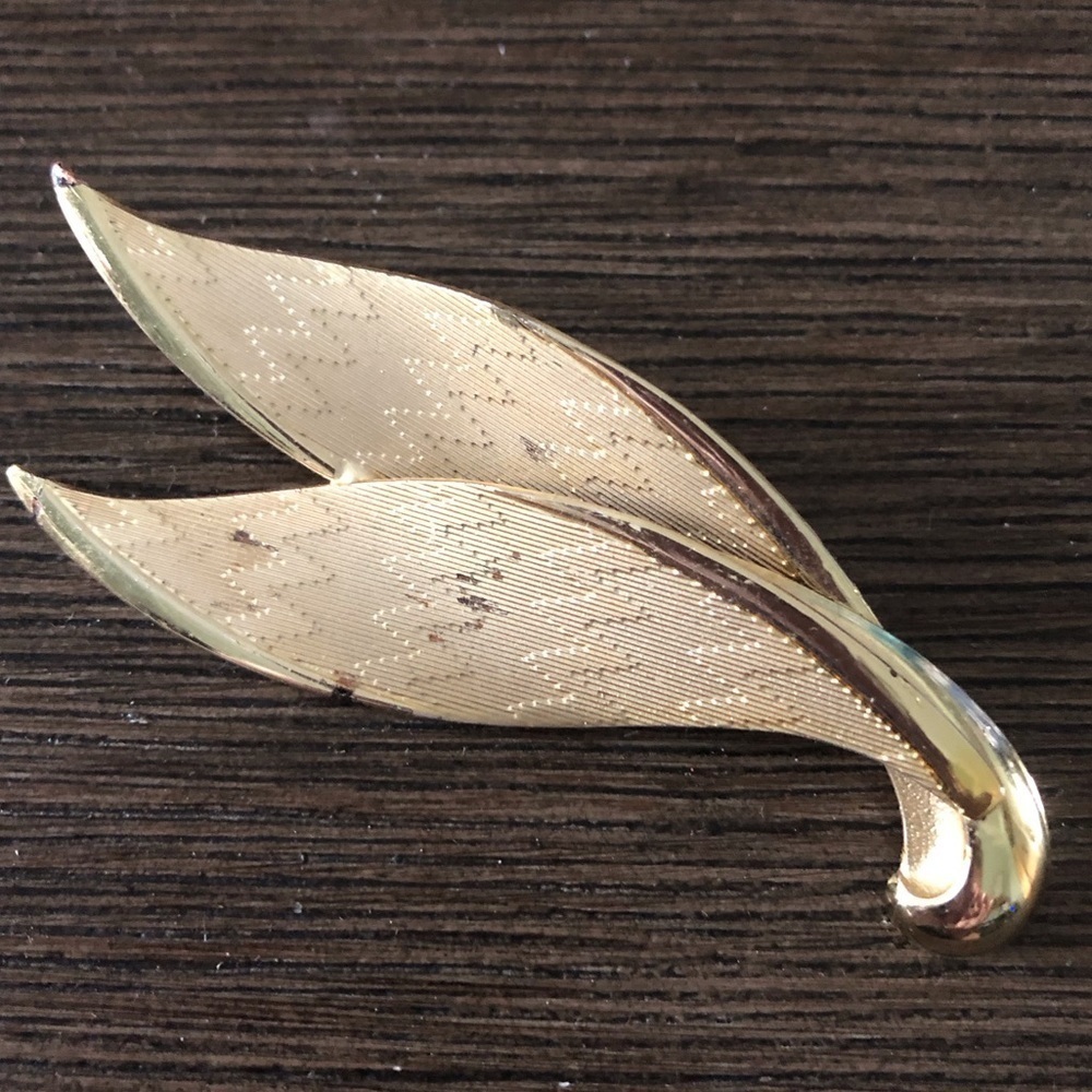 Vintage gold art deco brooch